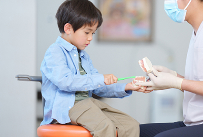 歯磨きの練習をする子ども