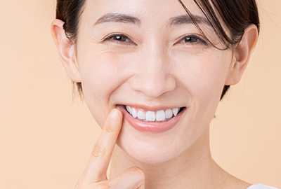 白い歯の女性
