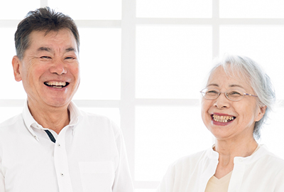 笑顔の老夫婦