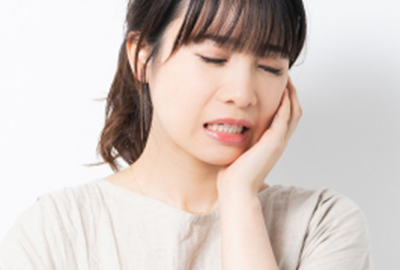 顎が痛い女性