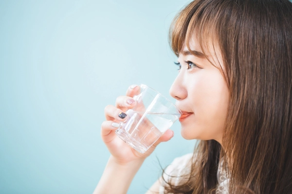 コップ一杯の水