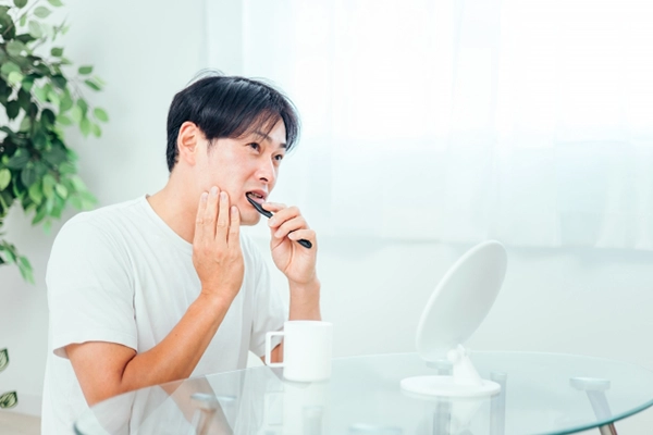歯茎が痛む男性
