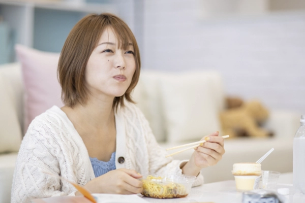 口を閉じながら、20回以上噛む