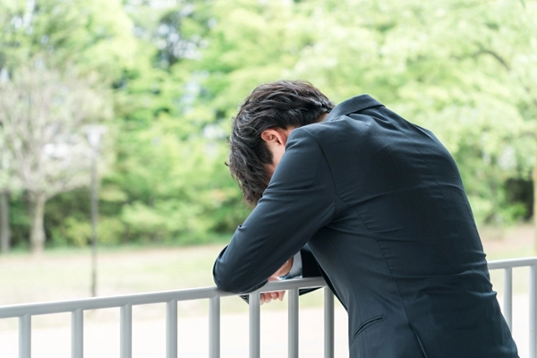 悩む人